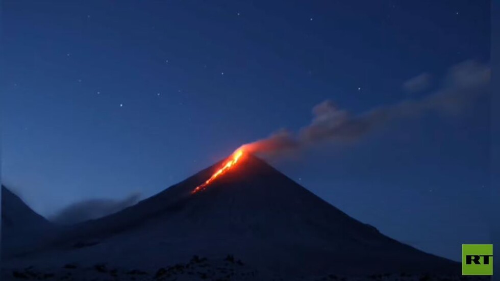 شاهد.. بركان كامتشاتكا الروسي يبدأ نشاطه