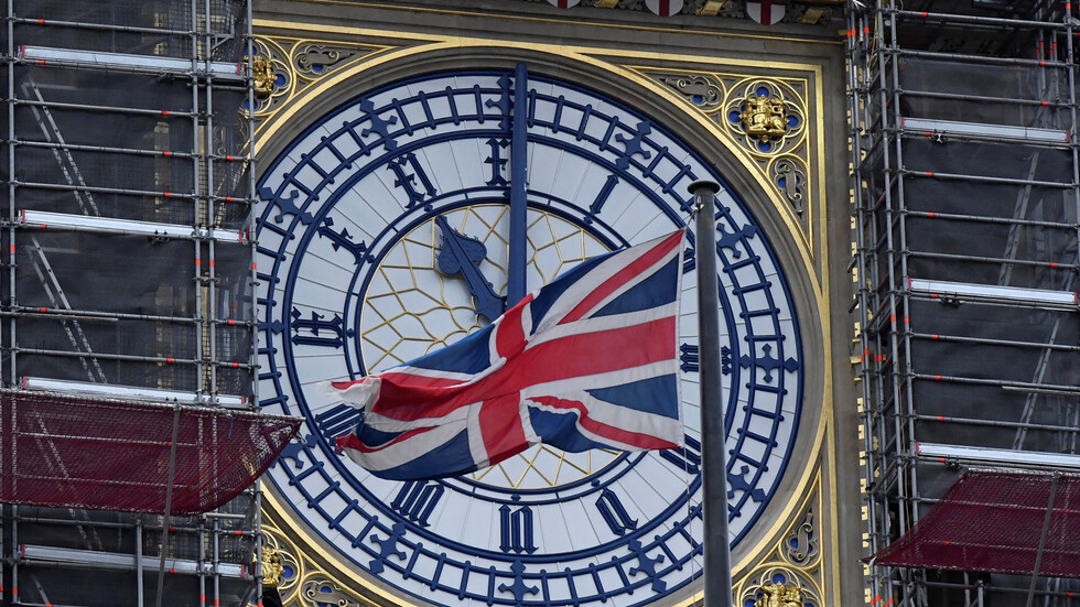 بريطانيا..  توجيه اتهامات لـ4 محتجين بجرم إسقاط تمثال تاجر رقيق