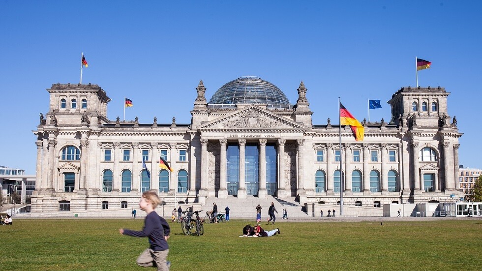 سقوط وزيرة الأغذية الألمانية إثر تعثرها بالمنصة