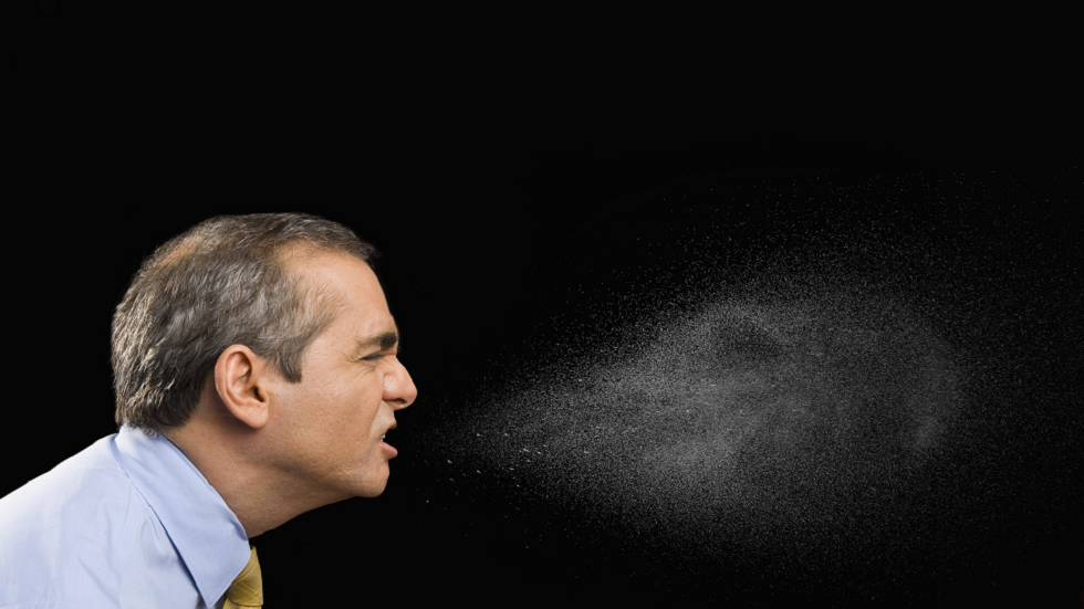 دراسة تحذر من أن السعال والعطاس يحاكيان 