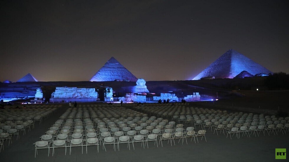 إضاءة الأهرامات باللون الأزرق تزامنا مع اليوم العالمي لحقوق الإنسان