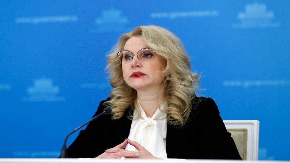 مسؤولة روسية تحدد كمية الكحول المسموحة قبل التطعيم  ضد كورونا وبعده