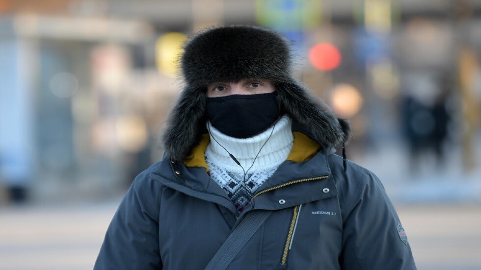 الأطباء يحذرون الروس من ارتداء كمامات واقية في البرد الشديد