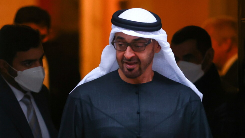 قرقاش ينشر صورة لنجل محمد بن زايد من حفل تخريجه ويعلق