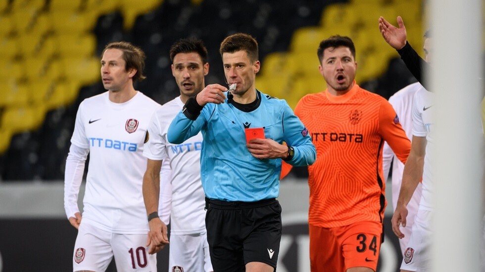 لاعب للحكم بعد أخطاء كارثية: هل تعتقد أننا غجر؟ فيديو