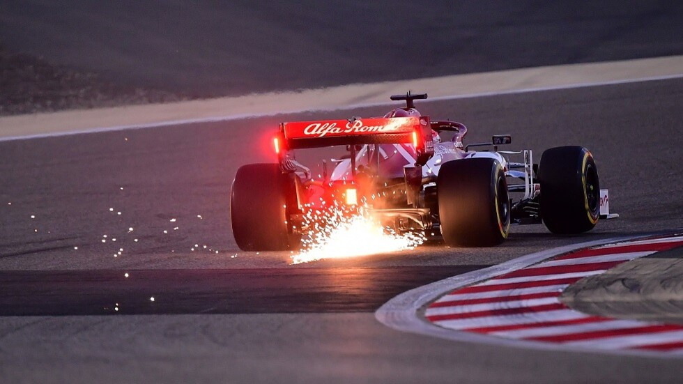 شاهد.. "الرجل الجليدي" ينجو من ألسنة اللهب