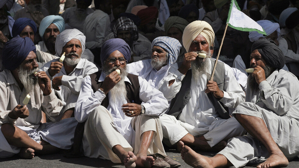 المزارعون الهنود المعتصمون يدخلون في إضراب عن الطعام.. الأزمة تتعقد