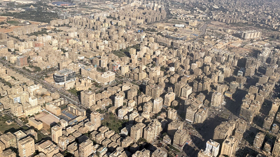 كوبري يمر عبر شرفة عقار مواطن يثير جدلا في مصر (صور)