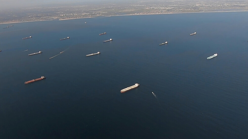 منظمة: إغلاق ميناء جدة السعودي بعد الانفجار في ناقلة النفط