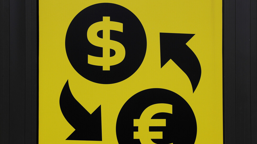 اليورو يقترب من أعلى مستوى في عامين ونصف العام