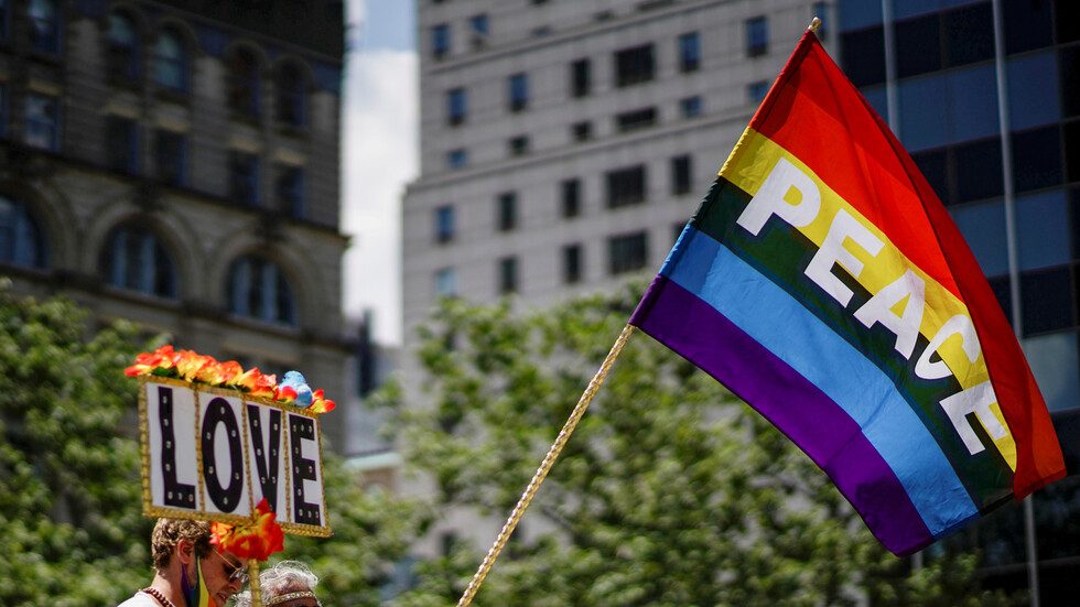 هنغاريا تمنع الأزواج المثليين من تبني الأطفال