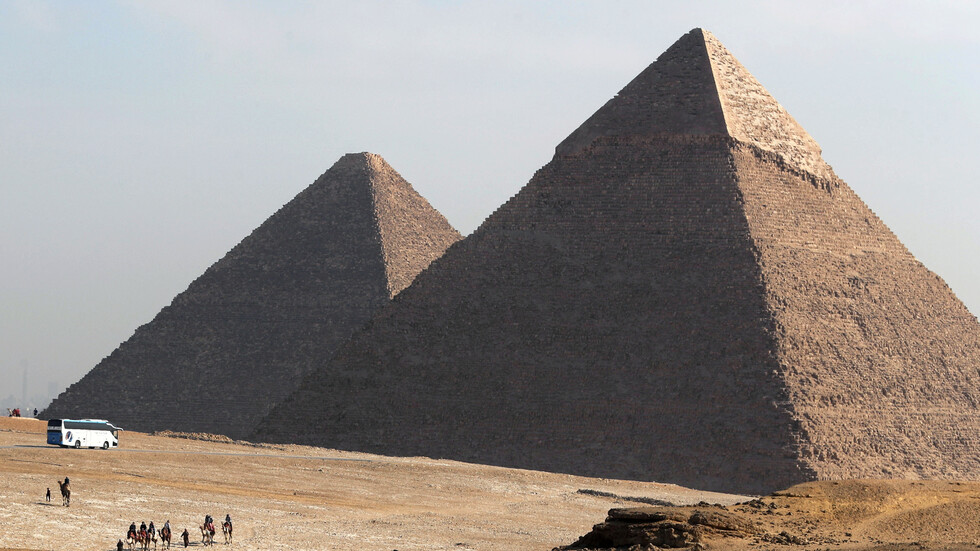 اكتشاف قطعة أثرية خشبية مفقودة من هرم خوفو داخل علبة سجائر في جامعة بريطانية