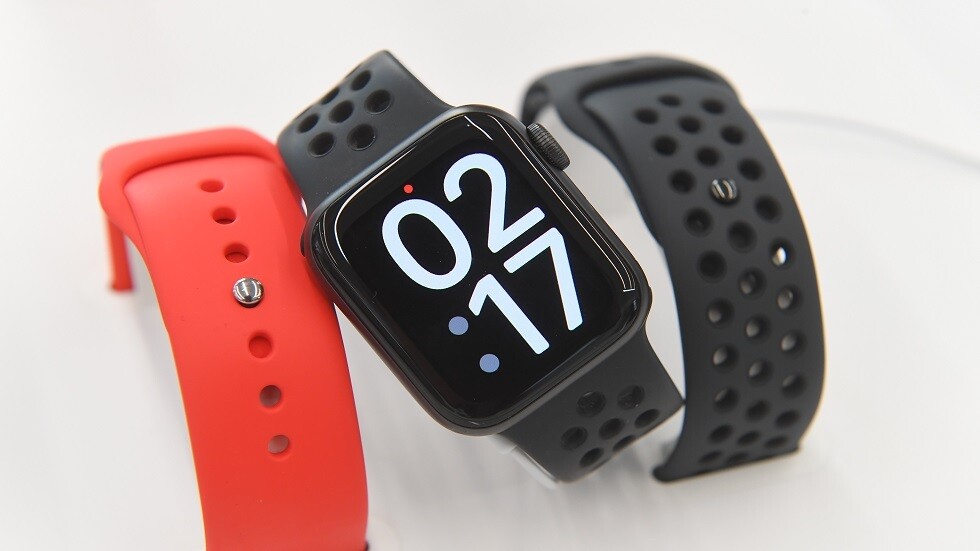 آبل تطور كاميرات وماسح لبصمات الأصابع لساعاتها الذكية