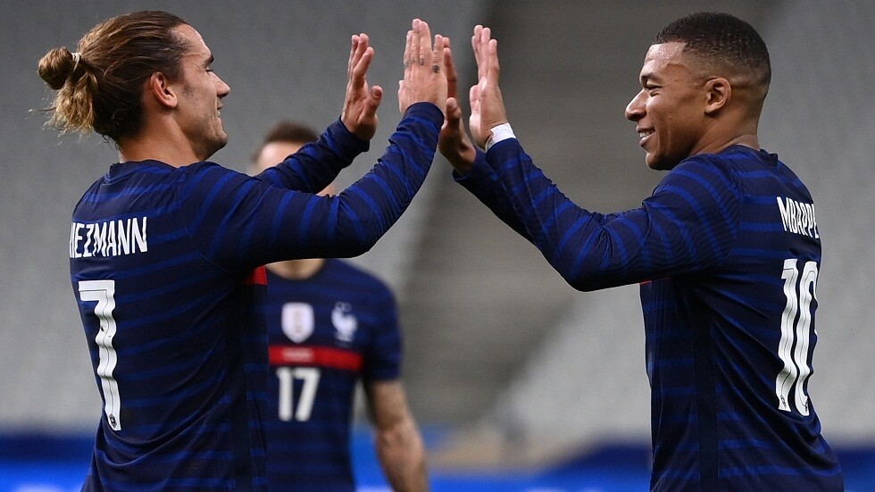 مبابي وغريزمان يظهران بتسريحتين جديدتين