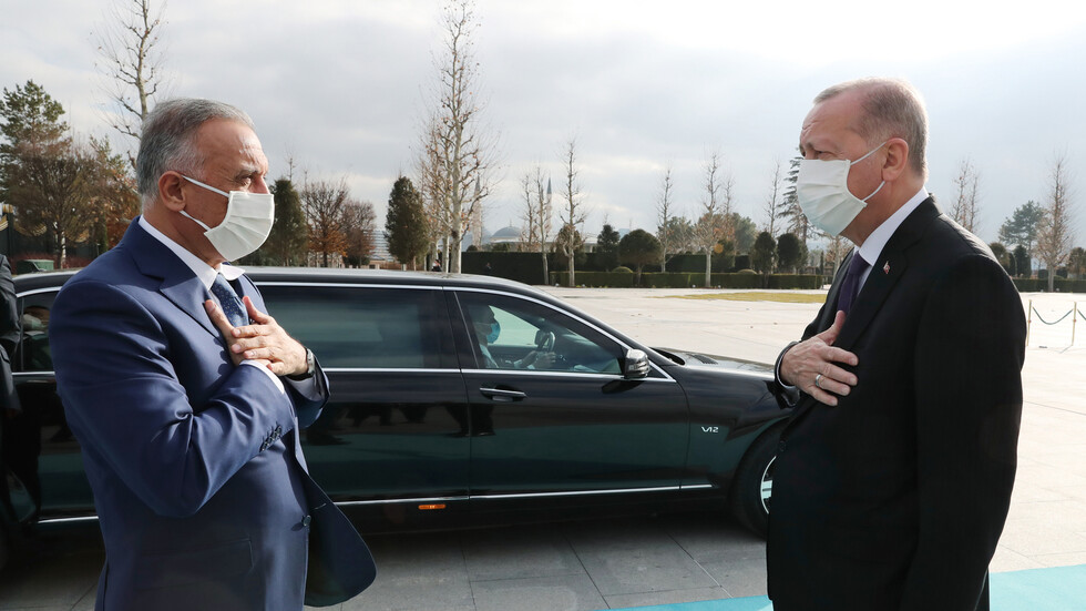 أردوغان يرتب ياقة  قميص الكاظمي