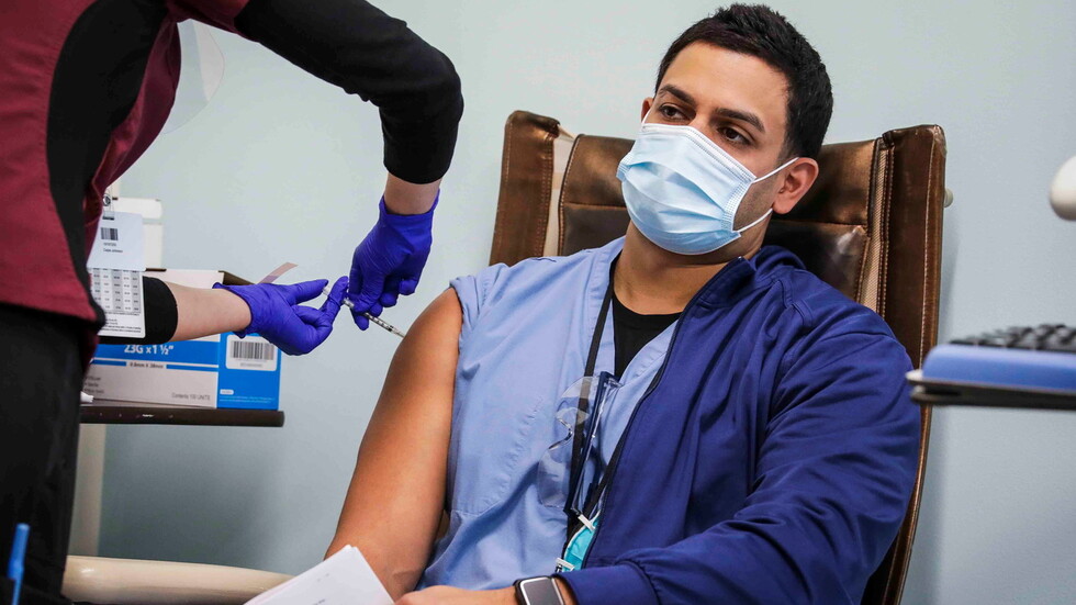 الطاقم الطبي لمستشفى بوسطن الأمريكي يرقص ابتهاجا بوصول اللقاح المضاد لكورونا