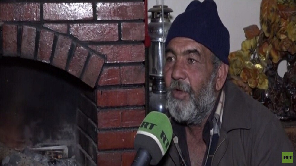 سوريون يستخدمون الحطب او البلاستيك للتدفئة خلال الشتاء