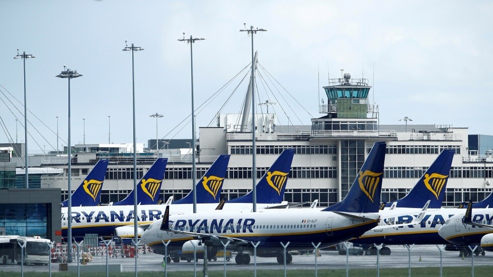 إيرلندا تعلق الرحلات الجوية والبحرية مع بريطانيا بسبب سلالة كورونا الجديدة