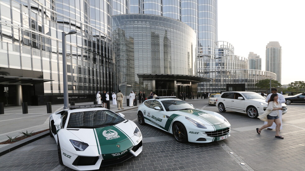 القضاء الإماراتي يحاكم "زعيم عصابة" للسرقة والإجبار على ممارسة الرذيلة