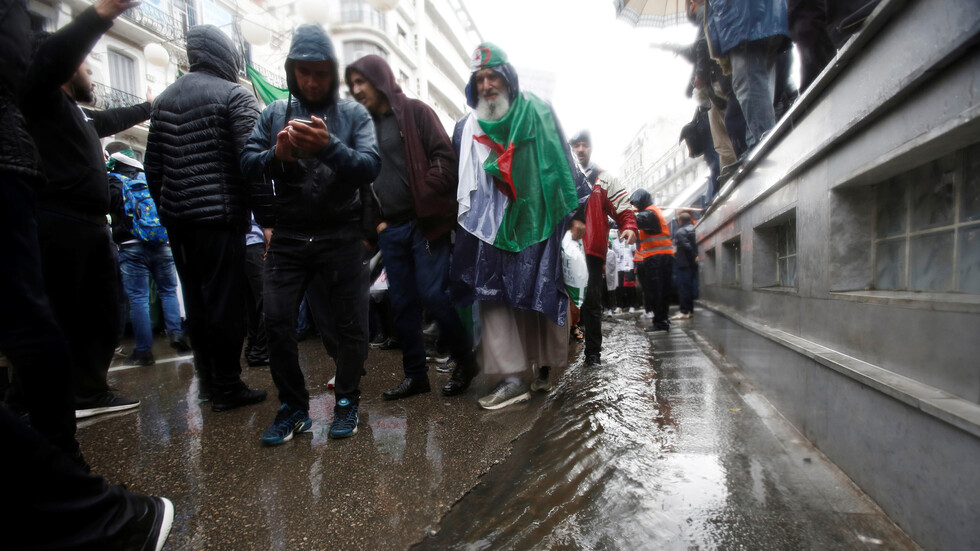 فيديو.. إجلاء وإنقاذ 17 شخصا غمرتهم مياه الأمطار شرقي الجزائر