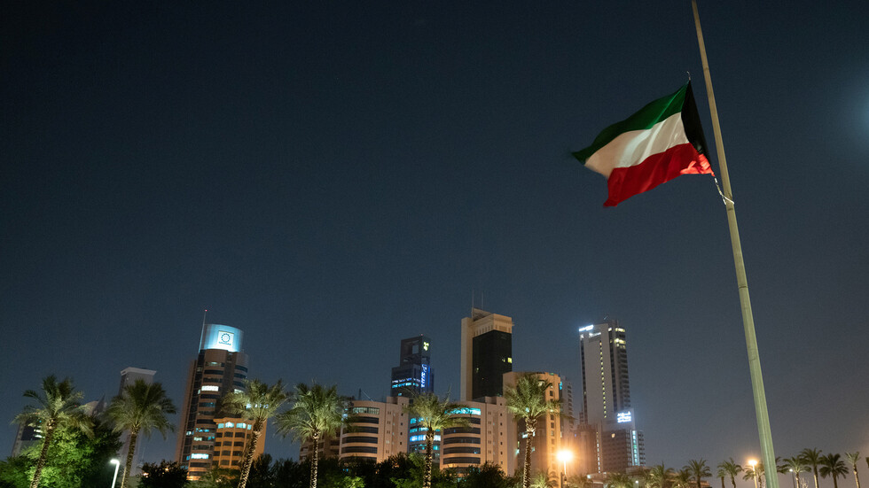 الكويت تعلق الرحلات الجوية وتغلق المنافذ الحدودية البرية والبحرية