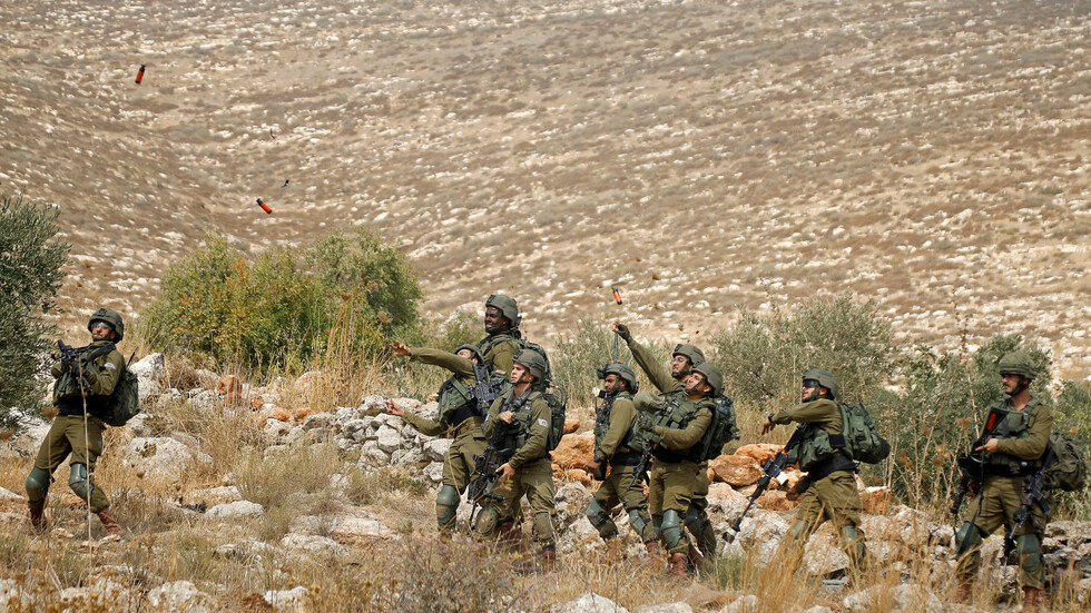 وسائل إعلام إسرائيلية: اعتقال 3 فلسطينيين بزعم التسلل لقاعدة عسكرية وسرقة ذخيرة