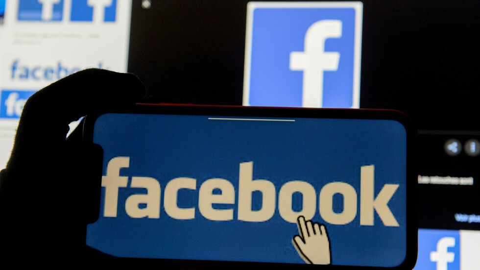 موقع Facebook يزيل علامة التوثيق من الصفحة الرسمية لـApple
