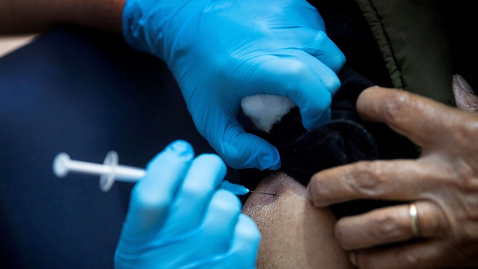 رئيس الوزراء الكويتي يفتتح حملة التلقيح ضد كورونا