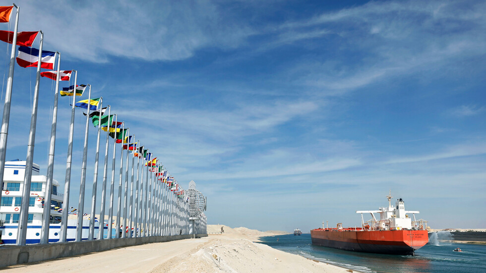 قناة السويس تخفض رسوم عبور سفن الركاب والسياحة واليخوت