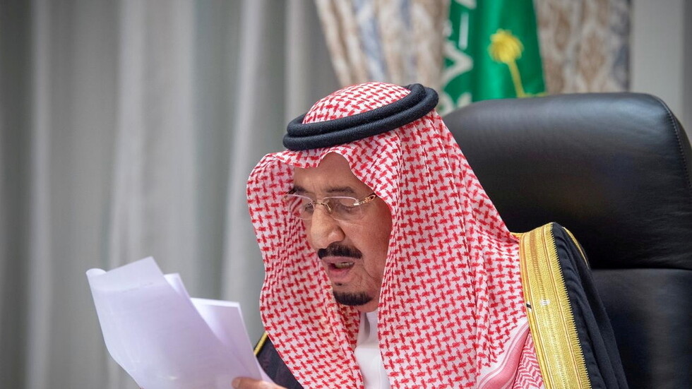 بينهم سوري ويمنيان.. الملك سلمان يكافئ 13 شخصا بميدالية الاستحقاق