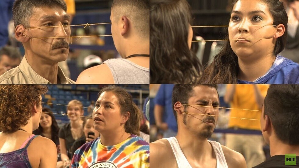 شاهد.. أغرب أنواع الرياضة.. المبارزة في "شد الأذن"