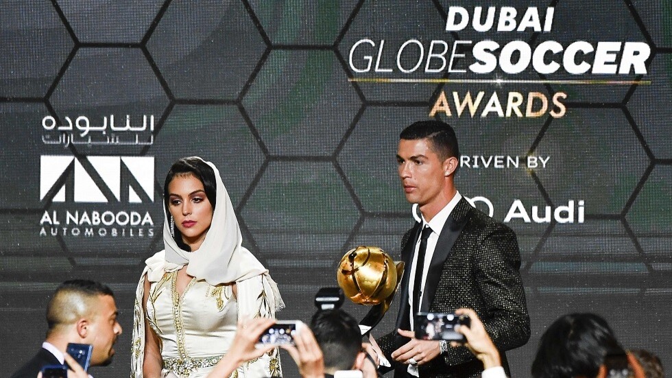 دبي.. رونالدو وجورجينا يهنئان متابعيهما بأعياد الميلاد (صورة)