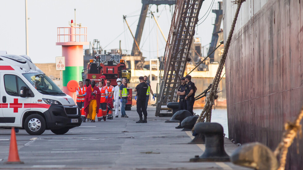 مصرع وإصابة 7 أشخاص جراء حريق على متن سفينة روسية في جزر الكناري