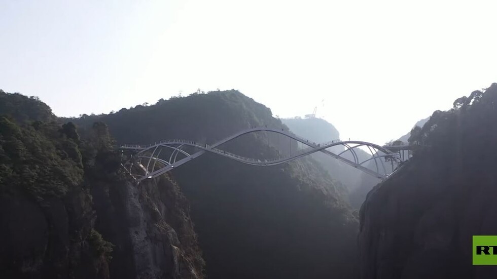 الصين تفتتح جسرا من طابقين يربط بين منحدرين