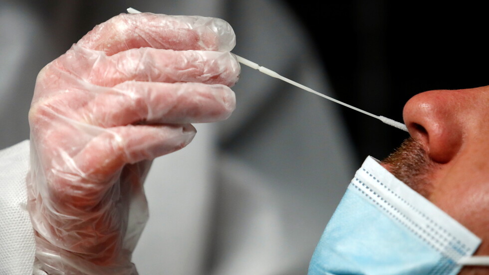 عالم فيروسات روسي يقيم خطورة السلالة الجديدة لفيروس كورونا