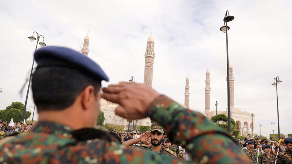 مسؤول حوثي يهدد بـ