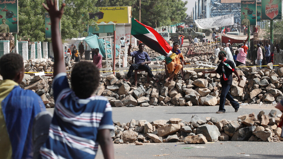 التحقيق مع عضو بمجلس السيادة السوداني في واقعة فض اعتصام القيادة العامة