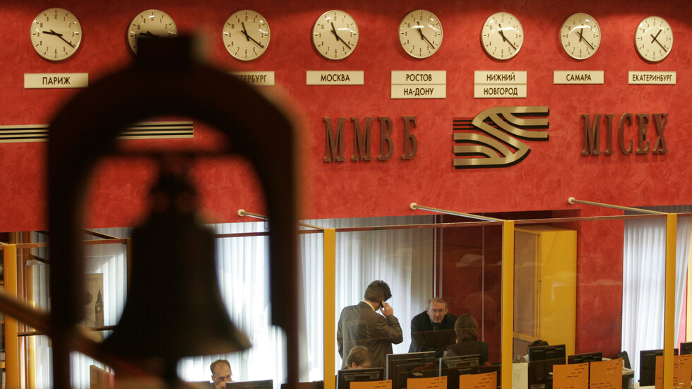 بورصة موسكو تتلون بالأخضر