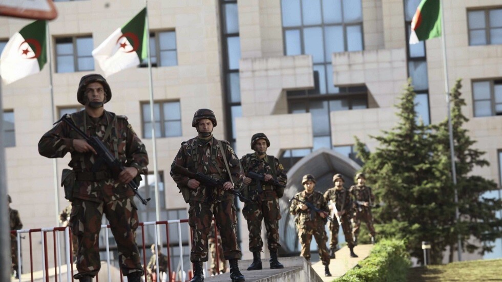 الجيش الجزائري يعلن حجز مبلغ من "فدية دفعتها فرنسا لإرهابيين"