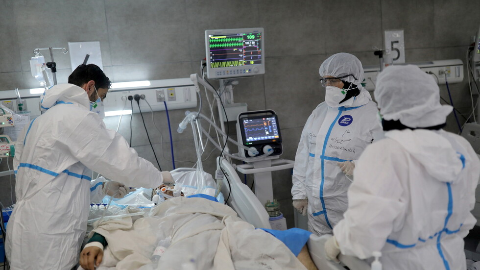 إيران تكشف عن أول لقاح مضاد لكورونا من صنعها