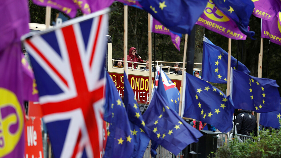 الاتحاد الأوروبي يوقع رسميا اتفاقية للتجارة مع بريطانيا لما بعد 