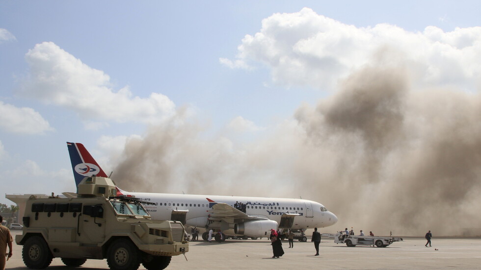 انفجارات تهز مطار عدن بالتزامن مع وصول الحكومة اليمنية الجديدة إليه
