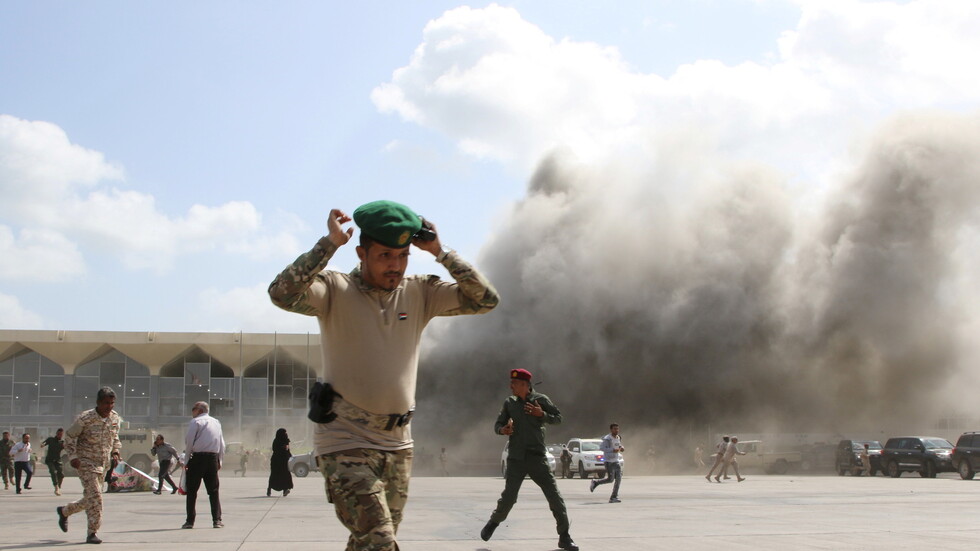 حكومة هادي: الهجوم على مطار عدن نفذ على أيدي الحوثيين وجميع الوزراء بخير