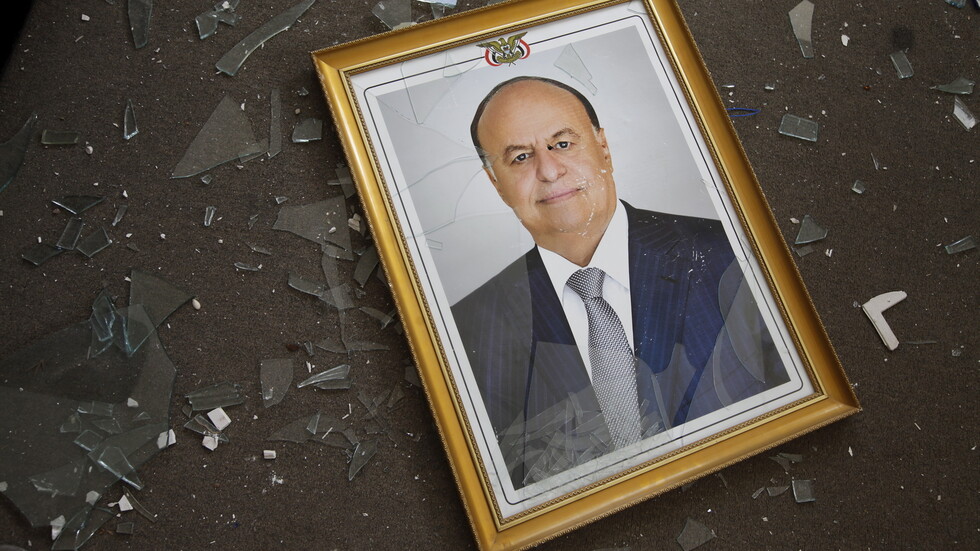 أول إجراء من هادي بعد استهداف مطار عدن