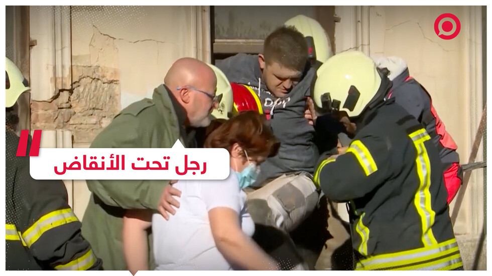 انتشال شخص من تحت الأنقاض في زلزال كرواتيا