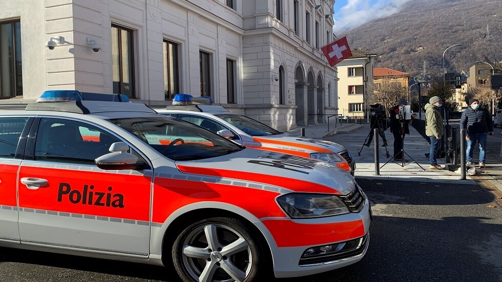 الشرطة السويسرية تحقق مع 12 سائحا بريطانيا إثر هروب العشرات من الحجر داخل منتجع تزلج