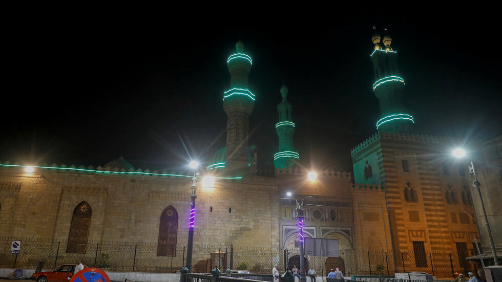 مستشار السيسي : سب عام 2020 "حرام"