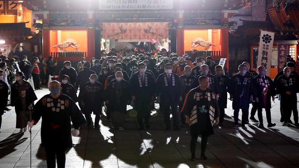 رغم موجة ثالثة من كورونا.. أضرحة اليابان تكتظ بالزوار