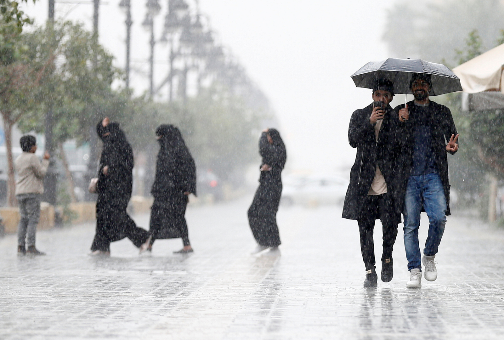 الأمطار الغزيرة في منطقة القصيم بالسعودية تحول الشوارع لبرك مائية (فيديو + صور)