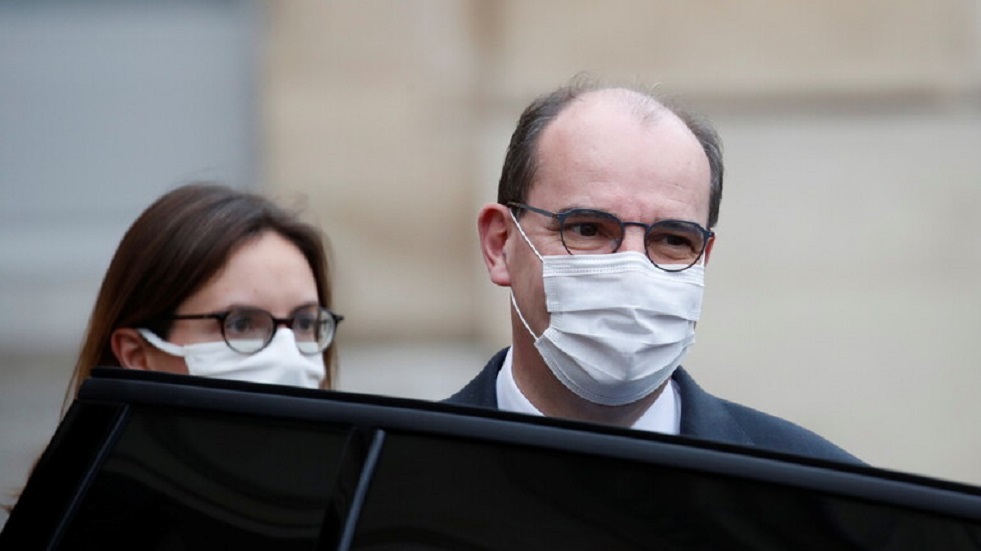 رئيس وزراء فرنسا يعد بجعل التطعيم ضد كورونا مجانيا